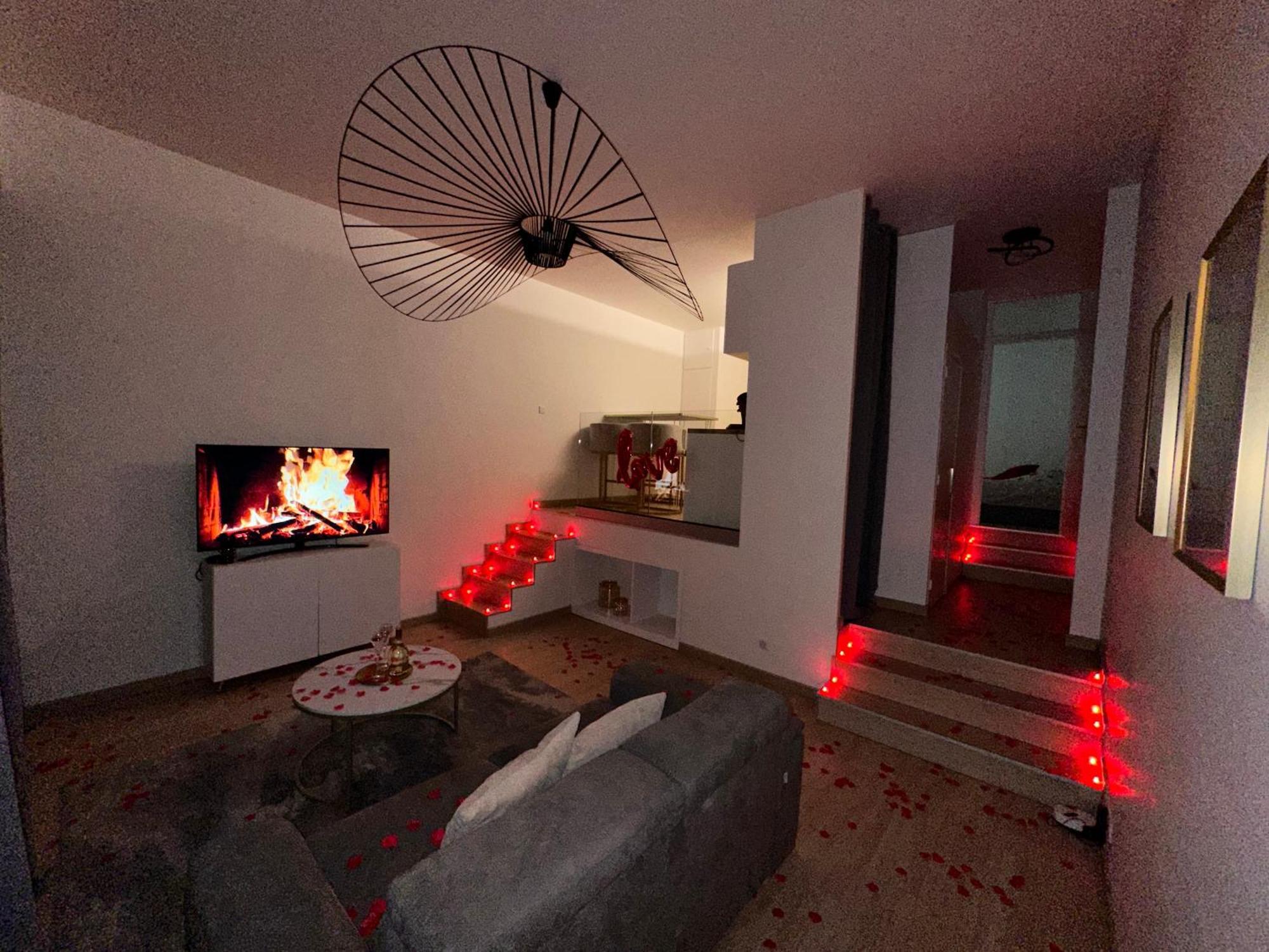 2 Pieces - Parking - Jacuzzi - Food & Drink - Love مينتون المظهر الخارجي الصورة